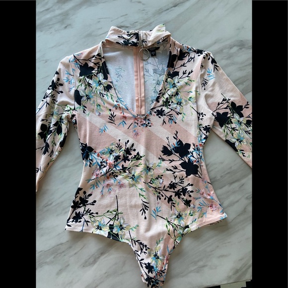 Like 🆕 GUESS | Three Quarter Sleeve Irene Choker Top - Picture 6 of 8